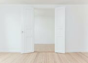 Indflytningsklar lejlighed med hvide åbne døre