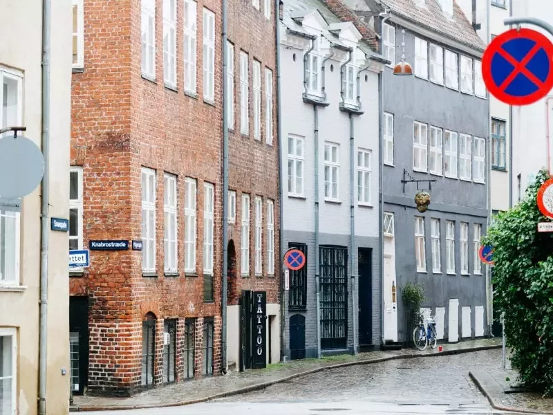 En charmerende sidegade i København centrum
