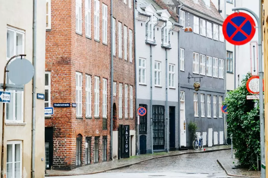 En charmerende sidegade i København centrum