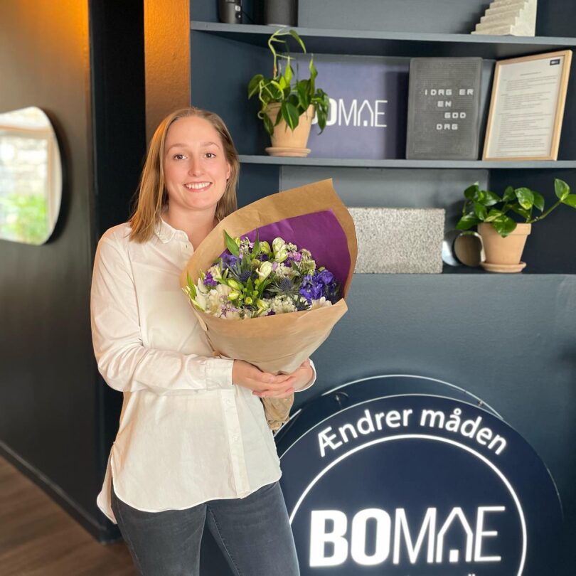 Emma modtager blomster